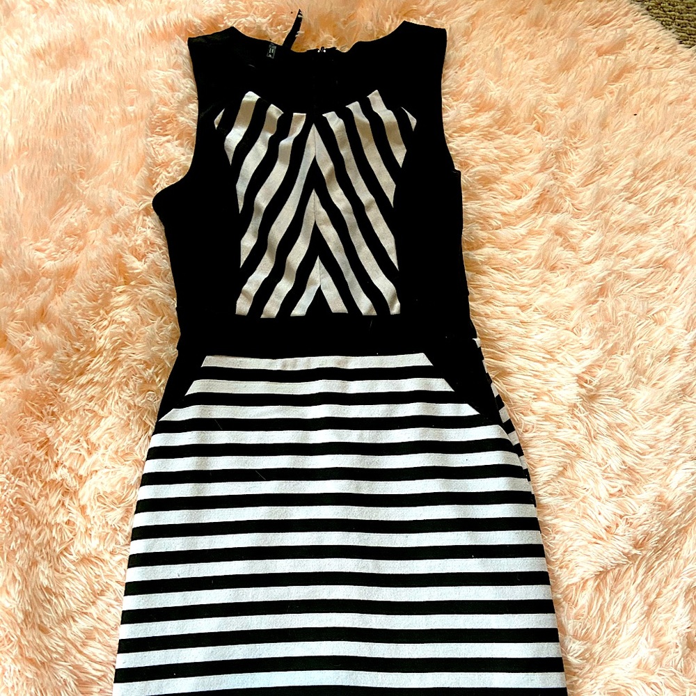 Sleeveless formal dress